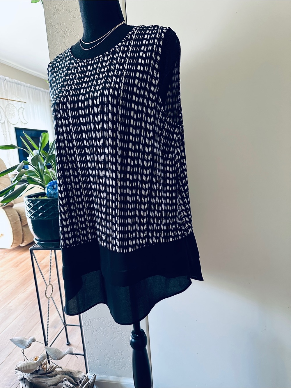Vince Camuto Black & White Sleeveless Blouse Size Large Layered
